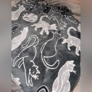 Large Cozy Cat Patterned Blanket - Gray and White